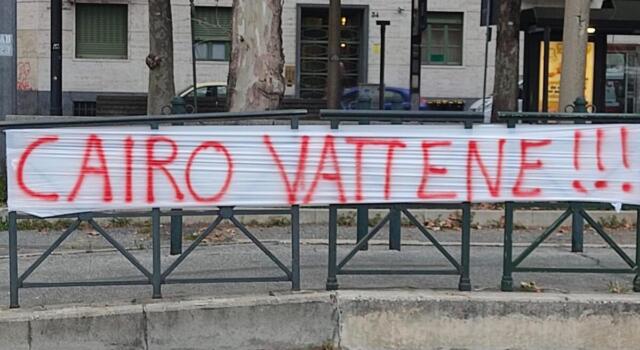 Toro, nuovi striscioni contro Cairo in corso Agnelli e al Filadelfia