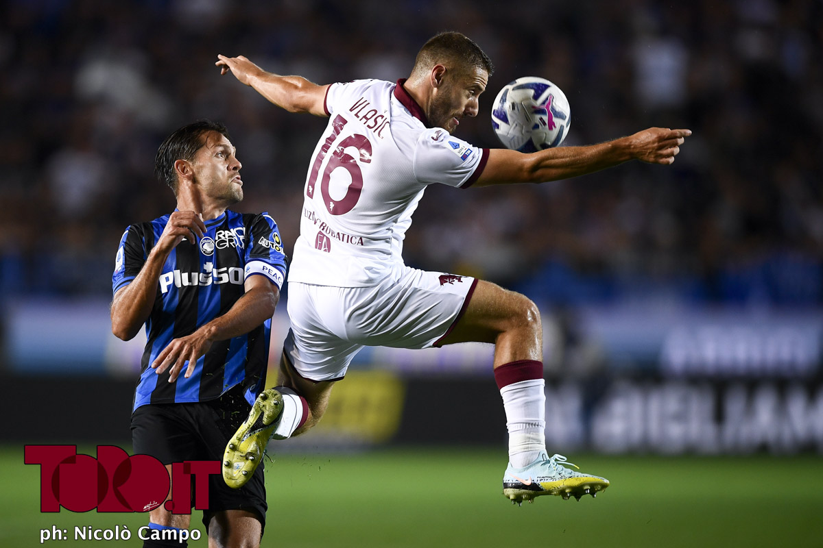 Nikola Vlasic e Rafael Toloi in Atalanta-Torino