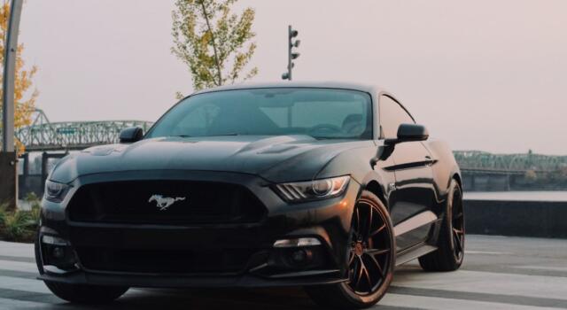 Dal campo sportivo all&#8217;autostrada, date un&#8217;occhiata alle caratteristiche di accesso a una Ford Mustang negli Emirati Arabi Uniti