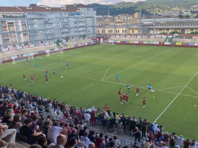 Applausi per Vanoli e la squadra all’ingresso in campo / VIDEO