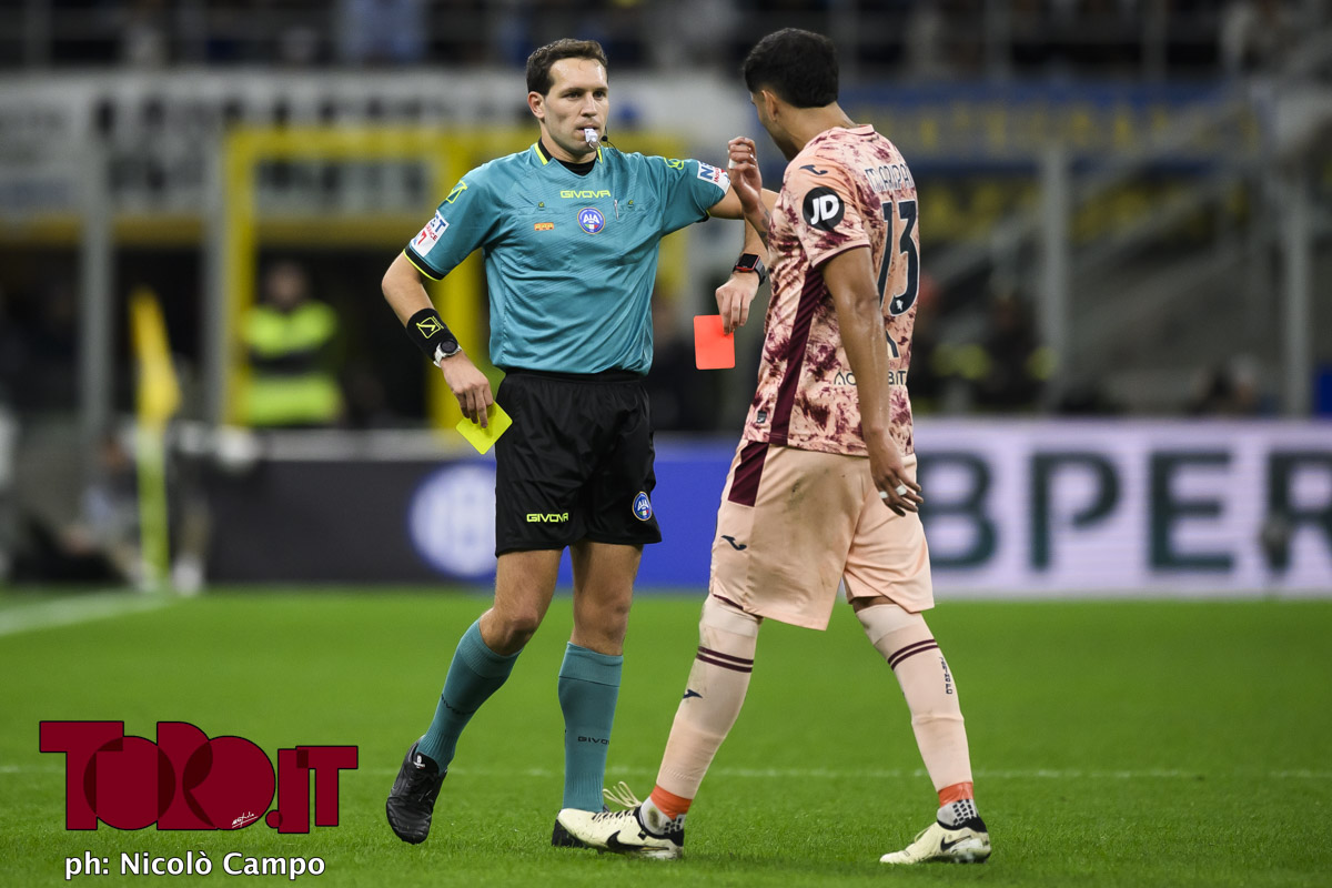 L'arbitro Matteo Marcenaro e Guillermo Maripan