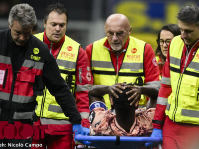 Infortunio al ginocchio per Zapata: esce in lacrime in barella, lunedì gli esami