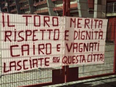 Torino, ancora striscioni al Filadelfia contro Cairo e Vagnati: “Lasciate questa città”